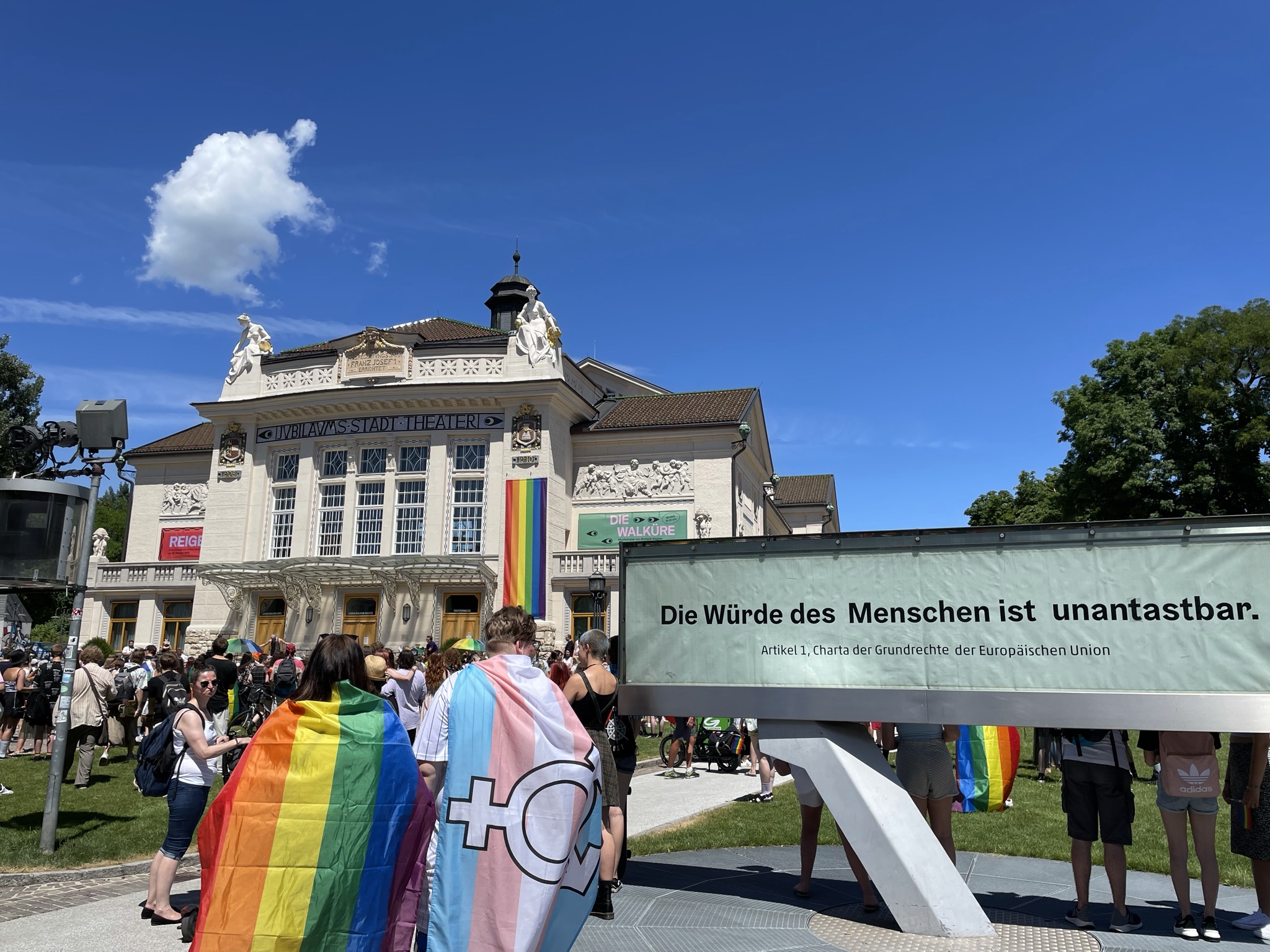 regenbogenparade vorm Stadttheater Klagenfurt 