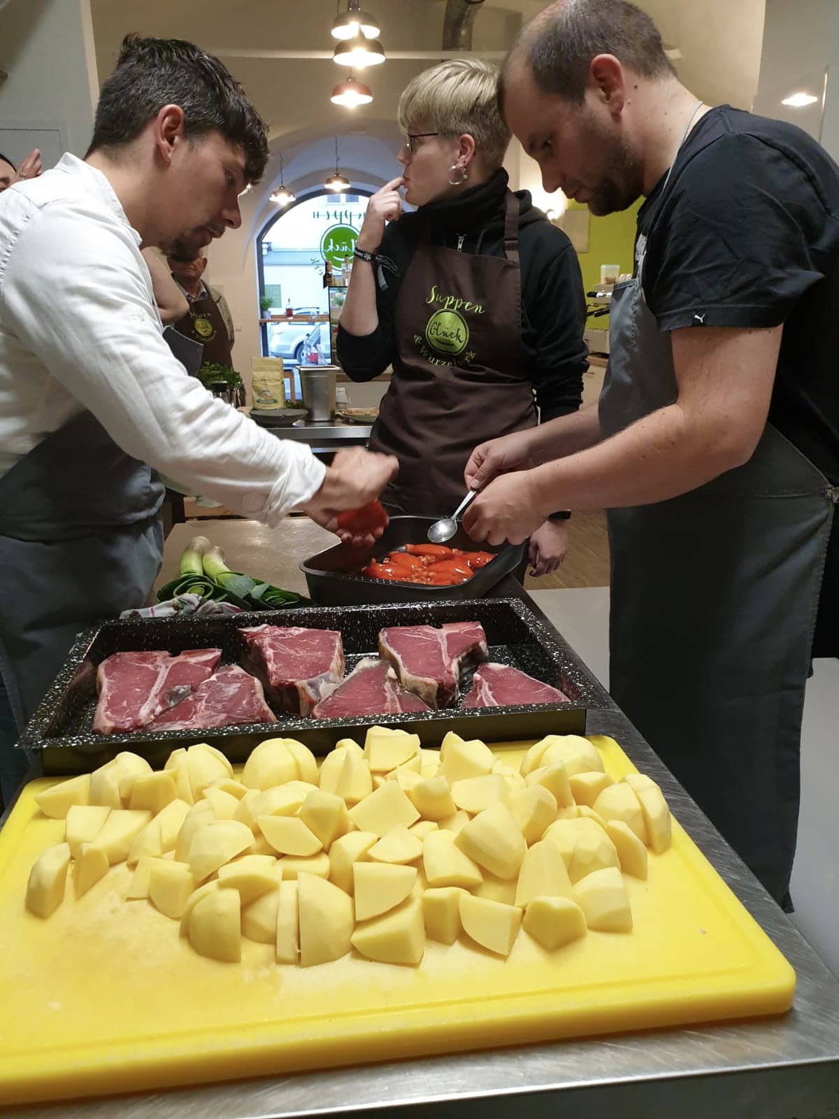 Kochkurs bei Suppenglück in Klagenfurt mit Kartoffeln, Fleisch und Gemüse