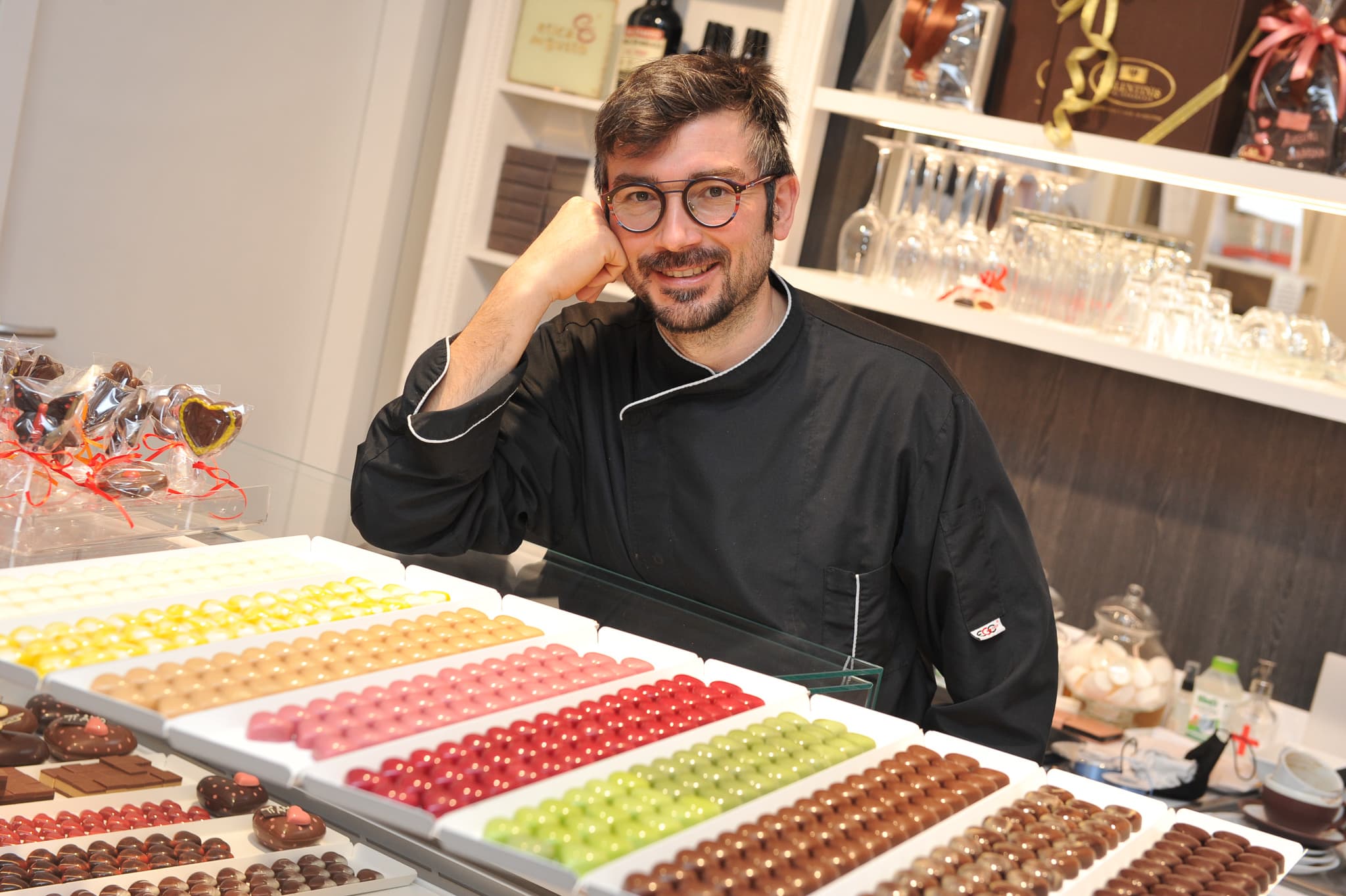 Fabio Valentinis zeigt seine Pralinen in seiner Caffetteria-Cioccolateria CIOCCOLATO VALENTINIS