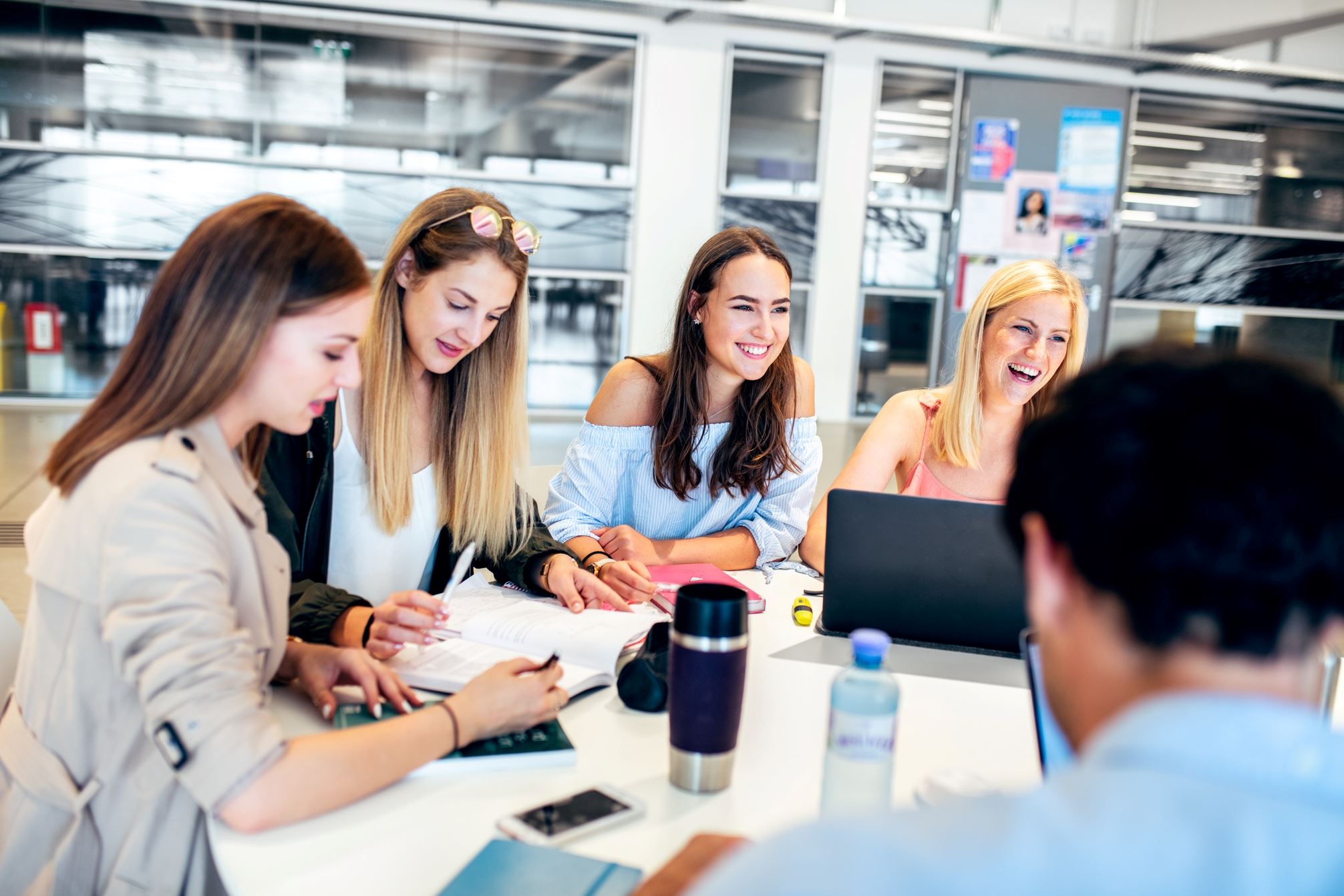 Studierende in der Aula der AAU in Klagenfurt