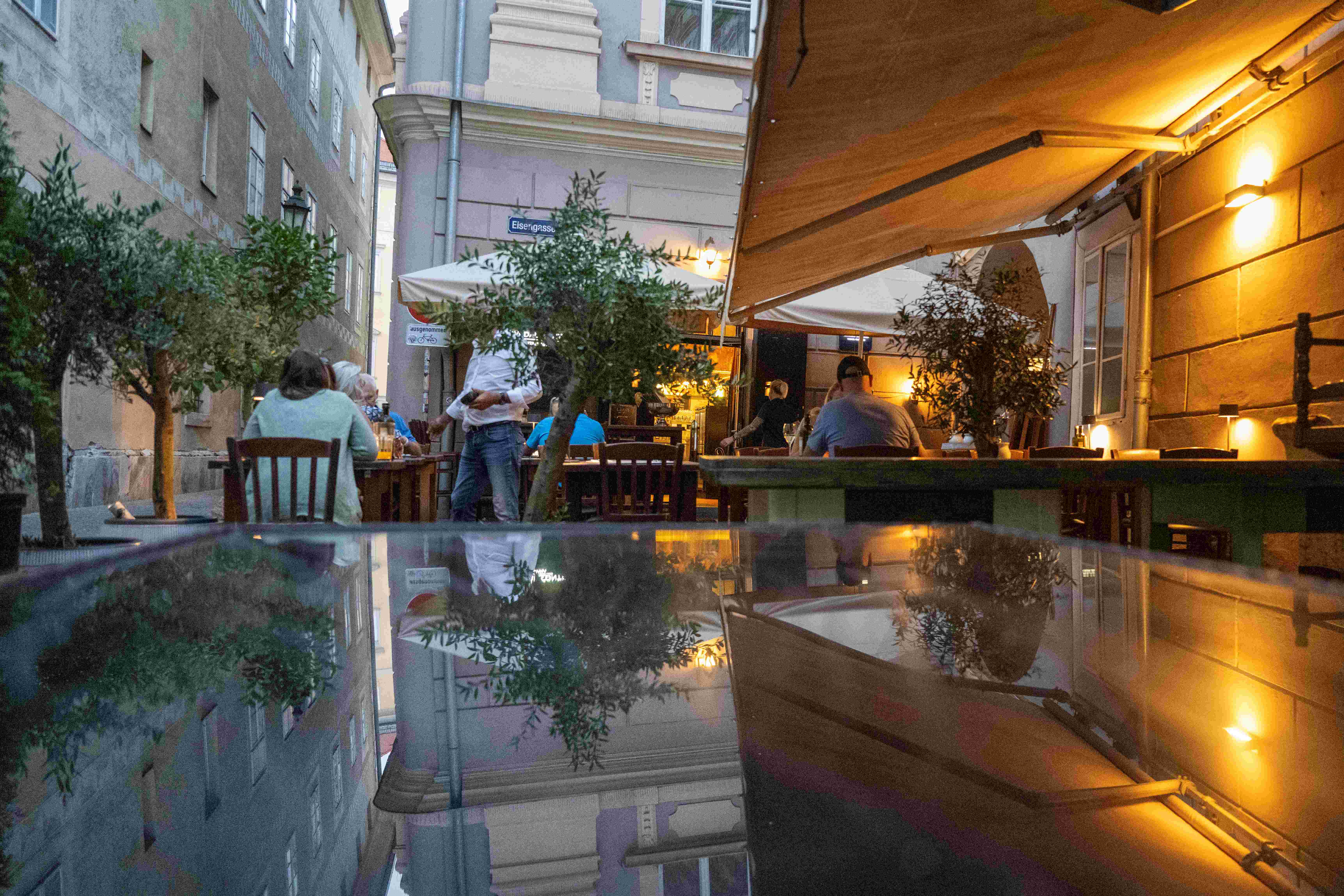 Shot auf den Gastgarten der Osteria dal Conte in Klagenfurt