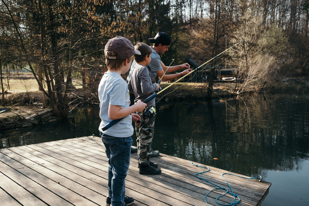 Markus Jordan beim Fischen mit 2 Kindern