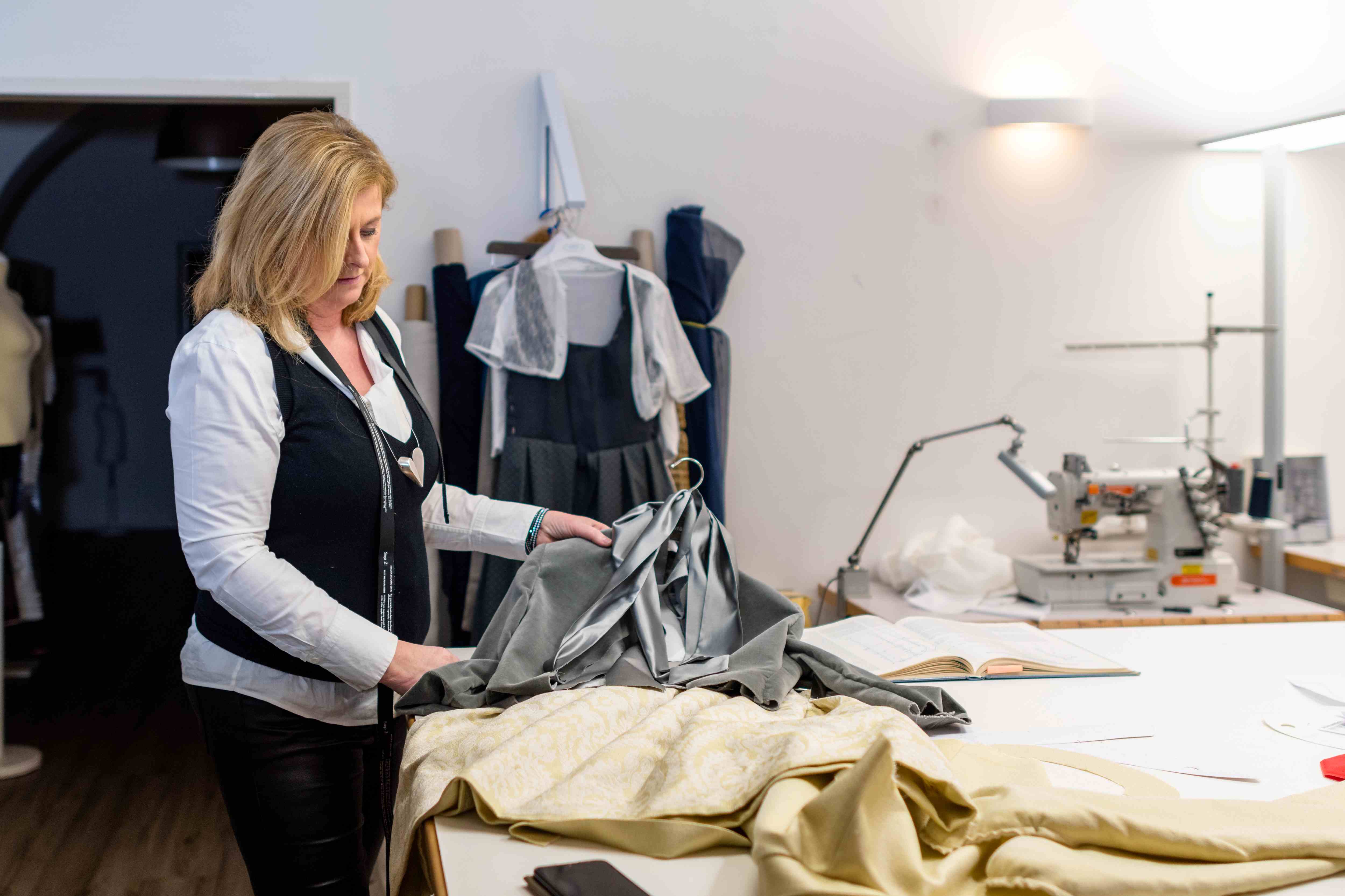 Ulrike Seebacher, Gründerin der Trachtencouture Erbstücke, bei der Arbeit