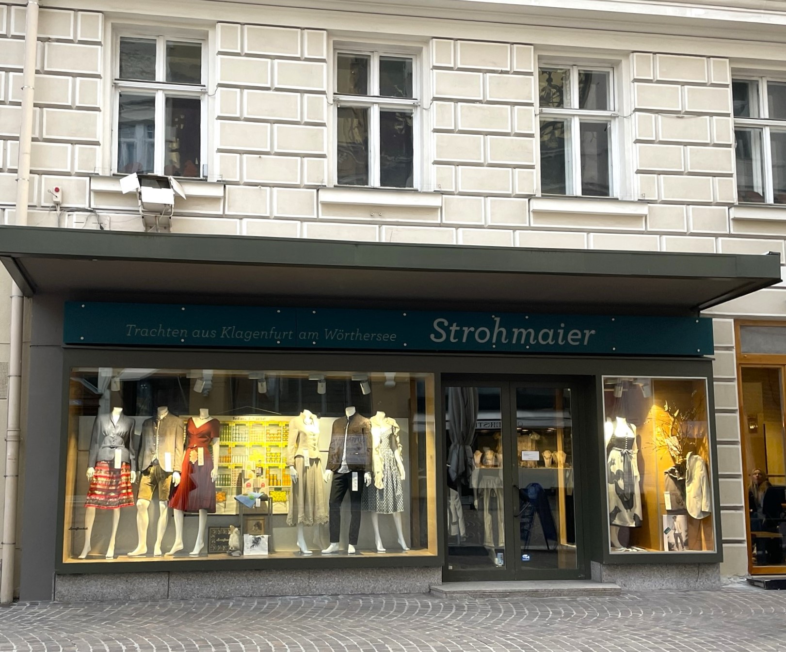 Fassade des Strohmaier Trachten Shops am Arthur Lemisch Platz